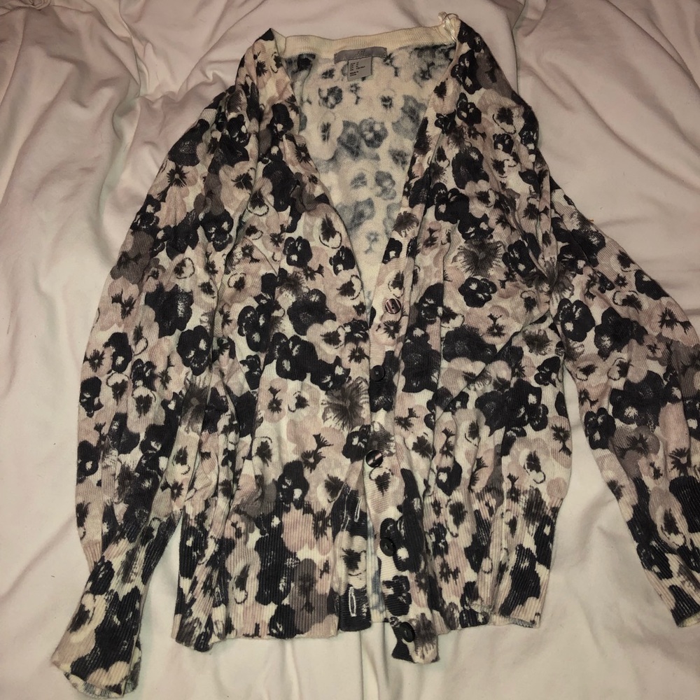 Soft flowery cardigan size M fits more like a S